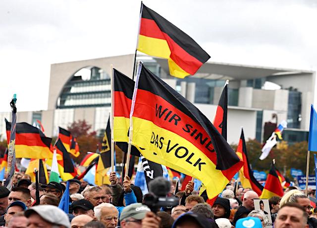 Berlin: Polizei Schützt AfD-Demo Vor Antifaschistischem Gegenprotest